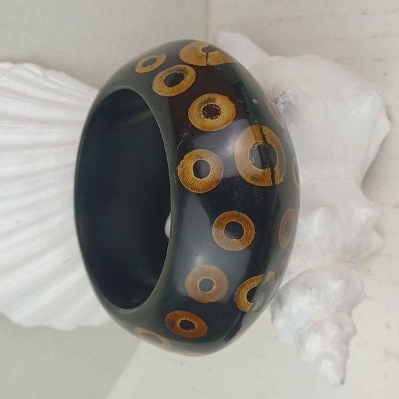 KJL Black Lucite & Golden Tan Bicone Knife Edge Stamped Bangle Bracelet - Picture 4 of 10